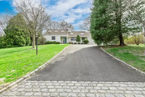 42 Old Homestead Rd, Port Jefferson, NY 11777