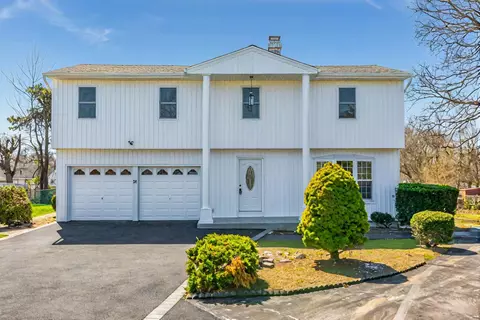 38 Melody Ln, Amityville, NY 11701