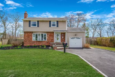 54 Higgins St, North Babylon, NY 11703