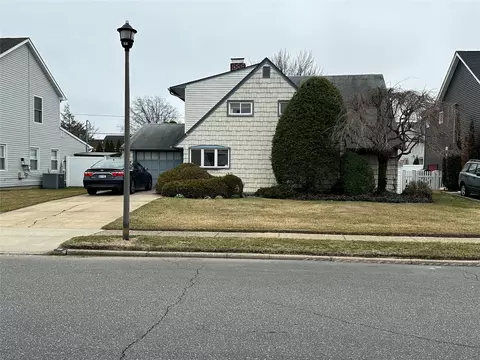 59 Pilgrim Ln, North Hempstead, NY 11590
