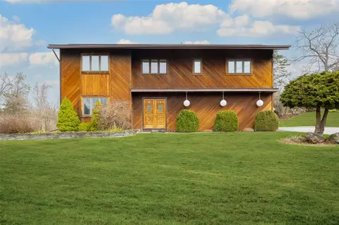 6 Scott Ct, Poughkeepsie, NY 12601