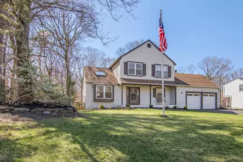 14 Samantha Dr, Coram, NY 11727