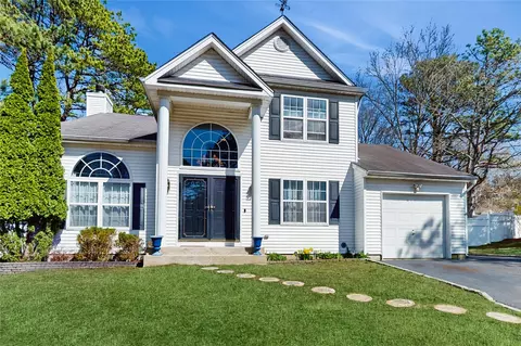 33 Summersweet Dr, Middle Island, NY 11953