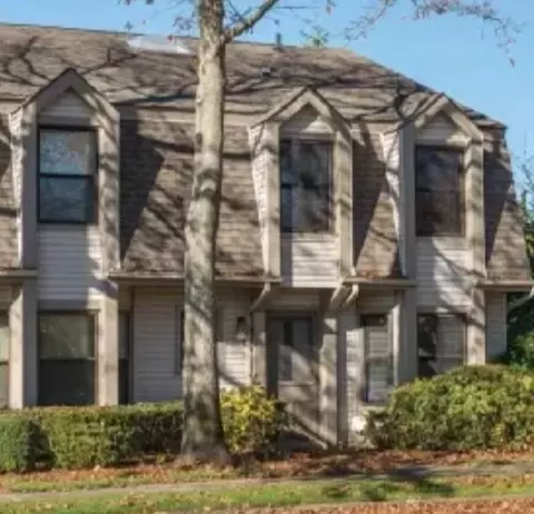 50 Hubbard Ln #67, Southampton, NY 11968