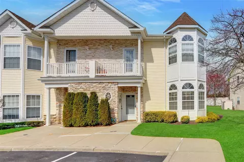 501 Narragansett Villas Dr #501, Lindenhurst, NY 11757