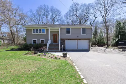 24 Oak St, Saint James, NY 11780