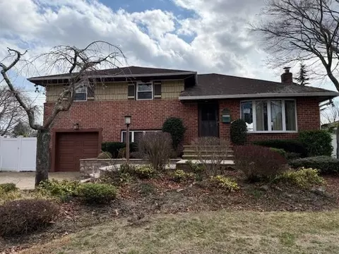 7 SE Park Dr, Massapequa Park, NY 11762