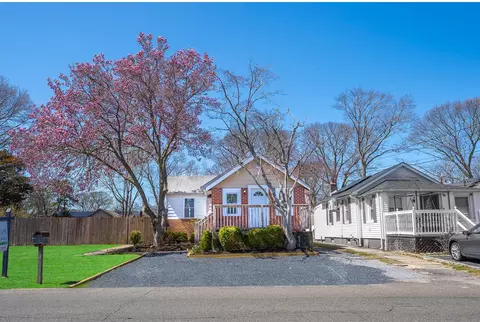 100 S Evergreen Dr, Selden, NY 11784