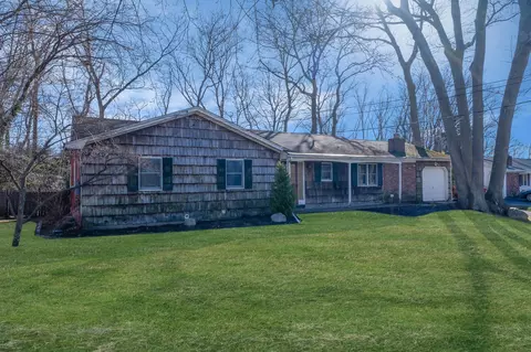 81 Mahogany Rd, Rocky Point, NY 11778