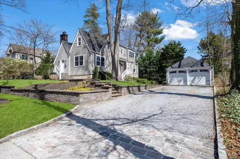 3 Barberry Ln, Sea Cliff, NY 11579