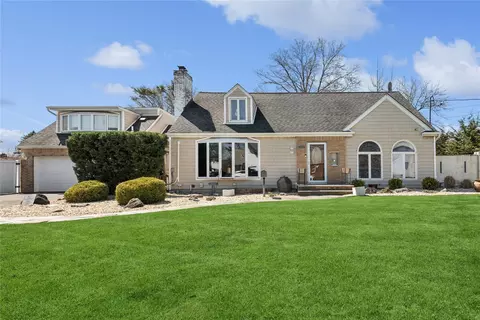 395 King St, Westbury, NY 11590