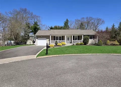 11 Addie Ln, Nesconset, NY 11767