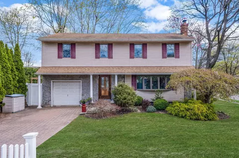 2 Armor Ct, Kings Park, NY 11754