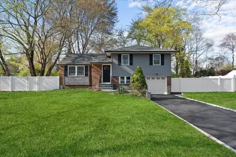 7 Rainbow Dr, Hauppauge, NY 11788