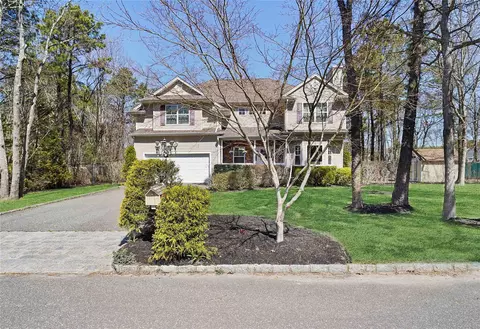 5 9th St, Center Moriches, NY 11934