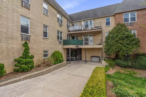 596 Broadway #11B, Hempstead, NY 11563