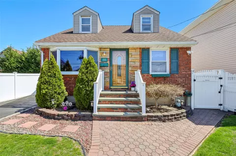 188 N 3rd St, Bethpage, NY 11714