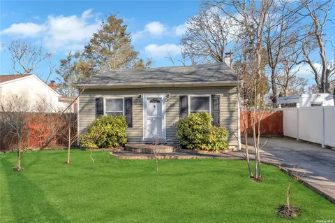 55 Inwood Ave, Selden, NY 11784