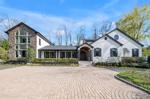 64 Barkers Point Rd, North Hempstead, NY 11050