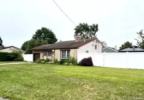 1300 Race Ave, Medford, NY 11763