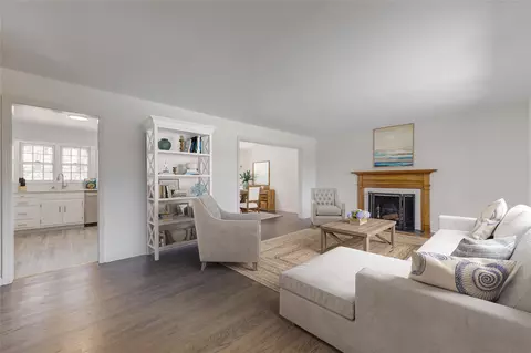 126 Bayville Ave, Bayville, NY 11709