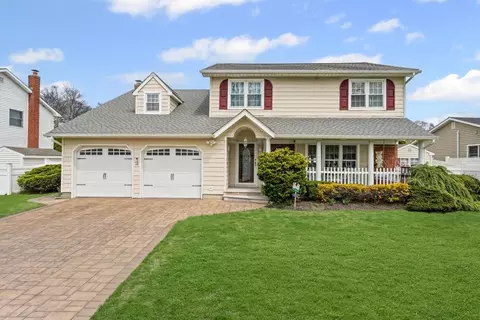 1913 Jackson Ave, West Islip, NY 11795