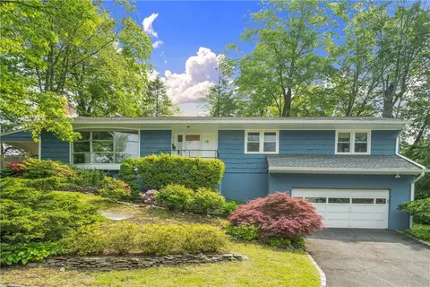 10 Doris Dr, Greenburgh, NY 10583