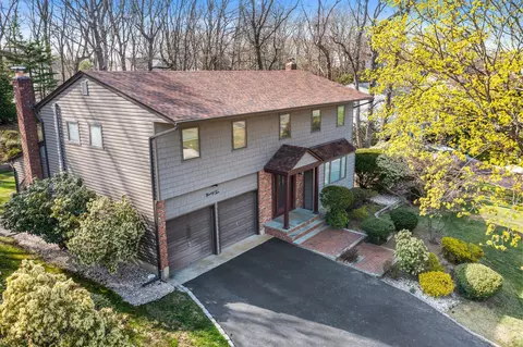 92 Twin Oaks Dr, Kings Park, NY 11754