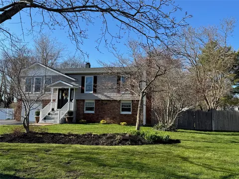 5 Humming Ln, Coram, NY 11727
