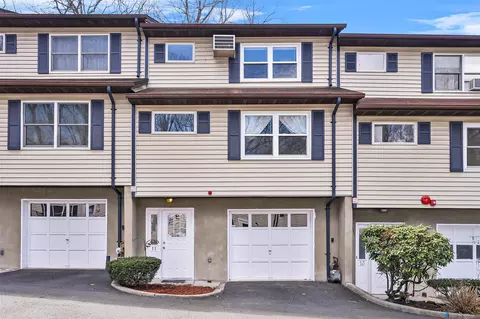 11 Allegra Dr, Clarkstown, NY 10989