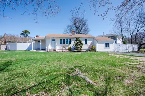 35 Saint Nicholas Ave, Smithtown, NY 11787