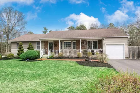 9 W Woodside Ct, Patchogue, NY 11772