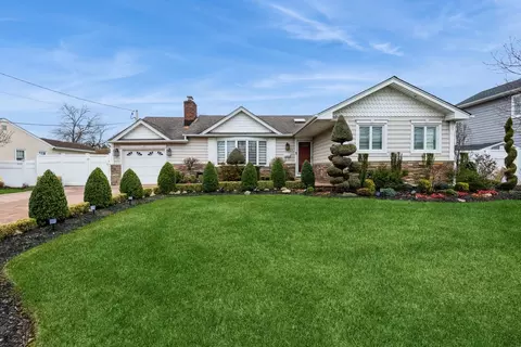 14 Waterview Ave, Massapequa, NY 11758
