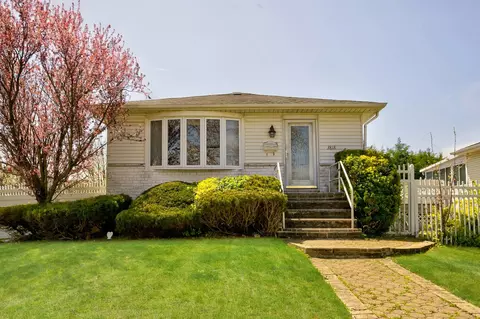 3818 Harbor Blvd, Seaford, NY 11783
