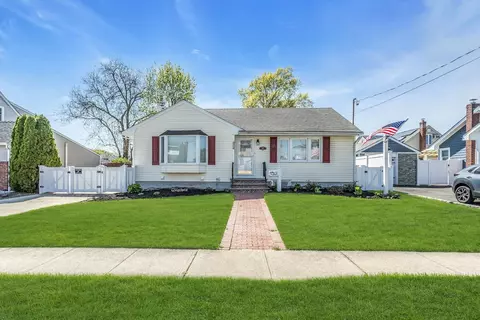 424 Hilda St, East Meadow, NY 11554