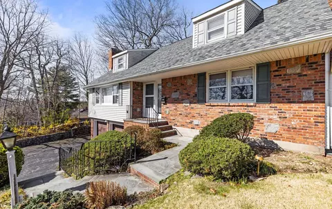 6 Farview Ave, Bayville, NY 11709