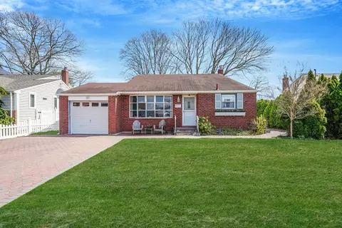 159 Eastlake Ave, Massapequa Park, NY 11762