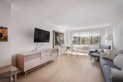 220-55 46th Ave #3U, Bayside, NY 11361