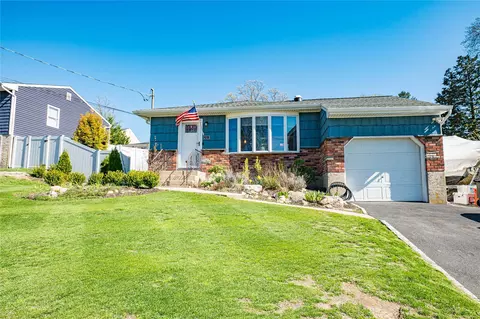 203 Juniper Rd, Kings Park, NY 11754