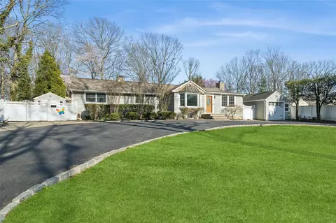 147 Calvert Ave, Ronkonkoma, NY 11779