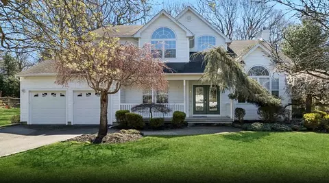 4 Crystal Ct, Smithtown, NY 11787
