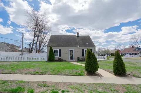 2 Tanners Ln, Levittown, NY 11756