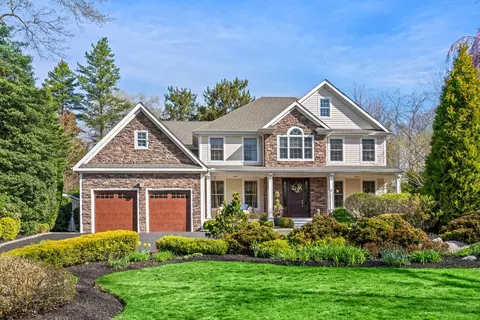 12 Saint Andrews Dr, Huntington, NY 11743