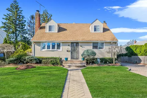 11 Northcote Rd, North Hempstead, NY 11590