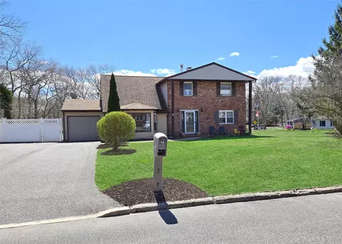 14 Rita Dr, Mount Sinai, NY 11766