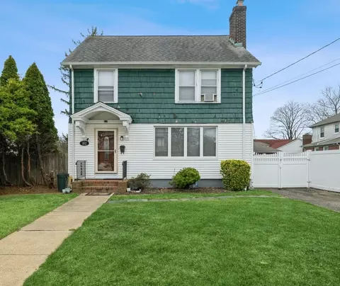 102 East St, Hicksville, NY 11801
