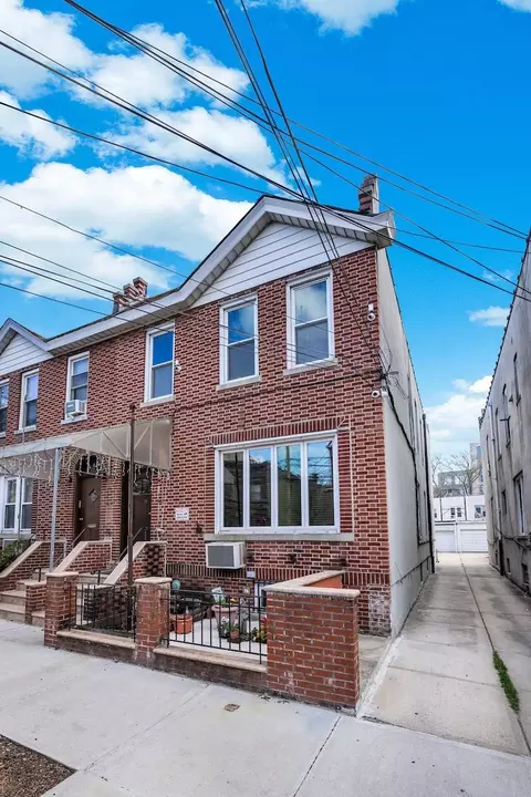 11-38 30th Rd, New York, NY 11102