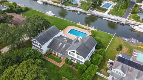 20 Oak Ln, Hampton Bays, NY 11946