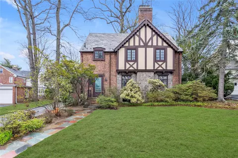 3 Longview Pl, North Hempstead, NY 11021