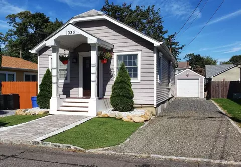 1033 Harrison Dr, Centerport, NY 11721